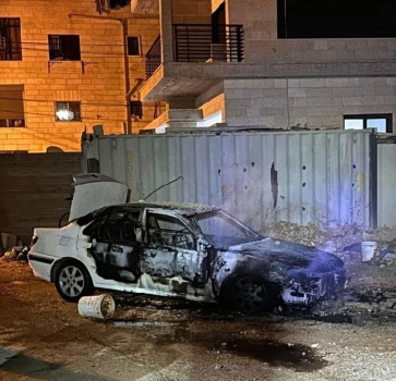 اعتقالات واقتحامات والمستوطنون يهاجمون قرى ويحرقون ممتلكات الفلسطينيين