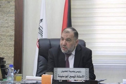 ملثمون يعتدون بالضرب على رئيس بلدية الخليل أثناء خروجه من المسجد فجراً