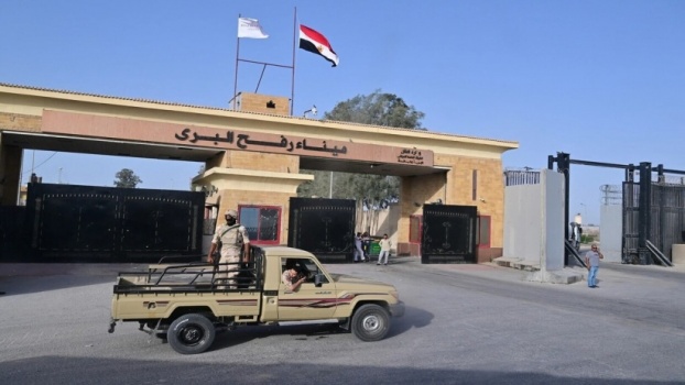 نتنياهو يوافق على فتح معبر رفح باتجاه واحد