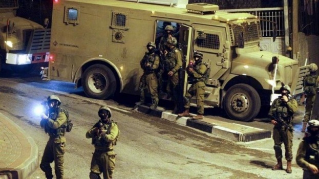 بينهم فتاة واسرى محررين.. قوات الاحتلال تشن حملة اعتقالات في الضفة