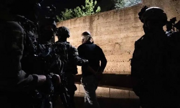 بالأسماء.. اعتقال أكثر من 30 مواطنًا بينهم محررون في اقتحامات واسعة بالضفة