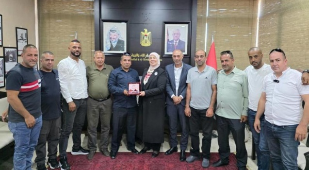 غنام تكرّم سائقاً لإعادته عقداً ذهبياً ثميناً لأصحابه تقديرا لأمانته