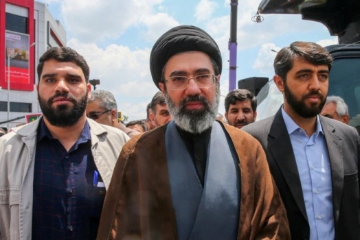 المرشد الإيراني يهدد: سننتقم من قتلة المرشد الراحل