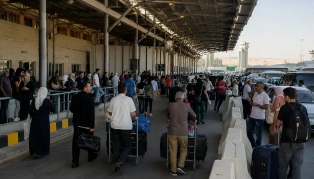 الحجز والتجاوزات يفاقمان معاناة المسافرين على جسر الملك حسين