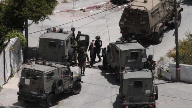 اندلاع مواجهات.. اقتحامات واسعة للاحتلال بالضفة والقدس وسط اعتقال مواطنين