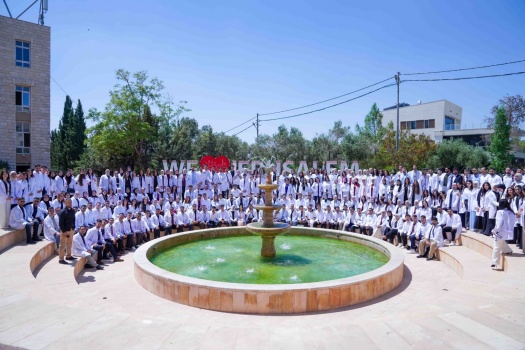جامعة القدس تنظم حفل الرداء الأبيض لطلبة الطب إيذانًا بانتقالهم إلى التدريب السريري