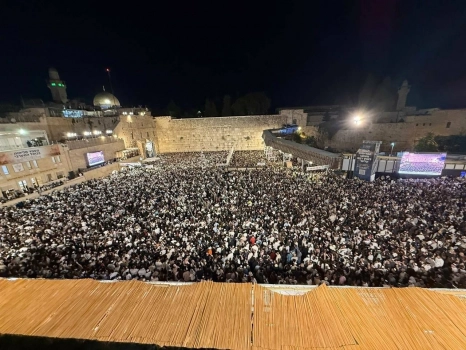 الاحتلال يحول القدس لثكنة ونتنياهو وآلاف المستوطنين يقتحمون حائط البراق
