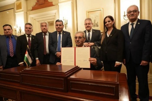 لجنة شعث تتسول 30 مليون دولار لبناء "معسكرات" مزودة بصالات للترفيه لكبار موظفيها فوق ركام غزة وجثث اطفالها