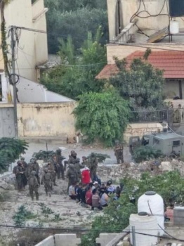 الاحتلال يفتش منازل ويحتجز عشرات المواطنين ويستجوبهم في برقة شمال غرب نابلس