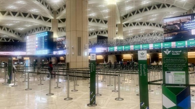السعودية تمدد إغلاق مطار الرياض حتى السبت