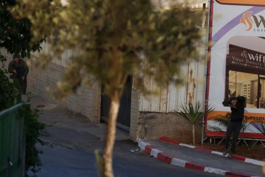 الجيش الإسرائيلي يفحص ما إذا كان مصور أجنبي على علم مسبق بعملية الخليل