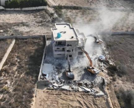 الاحتلال يبدأ هدم مبانٍ فلسطينية في فرش الهوى بالخليل ويحوّل المدينة إلى ثكنة عسكرية
