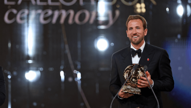 هاري كين يتوج بجائزة الكرة الذهبية لعام 2026