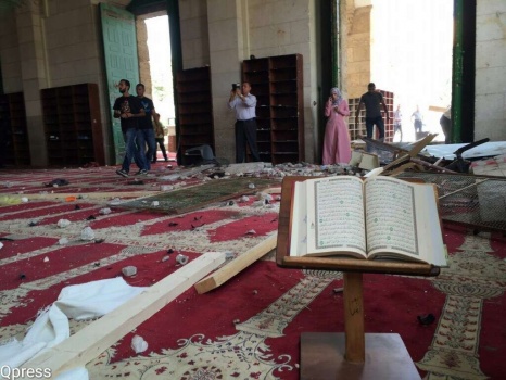 صور/مئات الجرحى ودمار في باحات المسجد الاقصى أحدثته قوات الاحتلال خلال محاولتها اقتحامه لاعتقال المصلين المعتكفين داخله