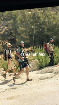 (بالصور) لاول مرة منذ سنوات مستوطنون مسلحون يجوبون الجبال قرب الشارع الالتفافي بين قريتي عين قينيا وابوقش