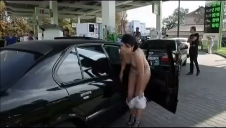 شاهد..اوكرانيات بلباس السباحة للحصول على الوقود مجاناً