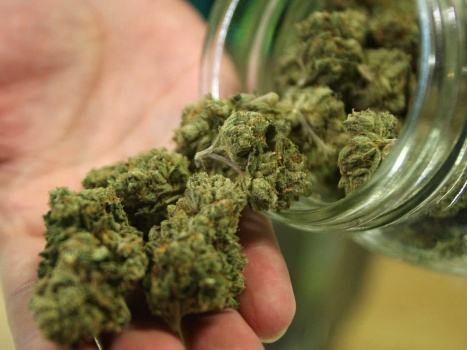 في رام الله وضعا مخدرات في مركبة للإيقاع بشخص.. فضبطتهما الشرطة.. .
