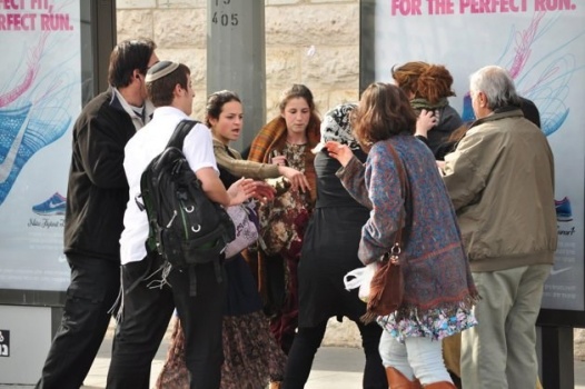 3 مستوطنات يعتدين على بائع فلسطيني في القدس