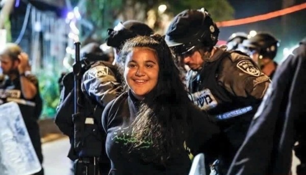بالصور..قهراً للأحتلال..الفلسطينيون يبتسمون وايديهم مكبلة!!