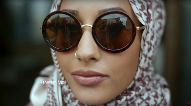 شاهد.. أول عارضة أزياء محجبة لـ"H&amp;M" تثير الجدل (فيديو وصور)