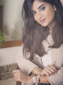 صور : حسناء فلسطينية تعصف إمارة دبي بجمالها وأناقتها على إنستغرام