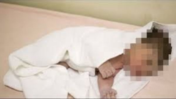 عامل يضع جثة طفله داخل حقيبة أمام مسجد .. والسبب حزين جدا