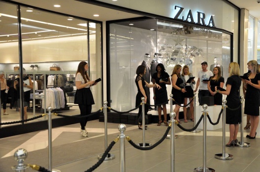 "زارا" تطرد موظفين منعوا محجبة من دخول المتجر بباريس