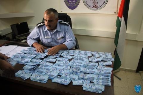 الشرطة تقبض على شخص متهم بالنصب والاحتيال بمبلغ يزيد عن مليون ونصف دولار في رام الله