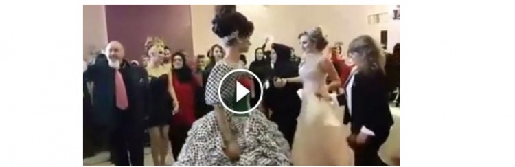فيديو :عروس تُصمم فستان زفافها بـ"الكوفية" و علم فلسطين وترقص على انغام أنا دمي فلسطيني