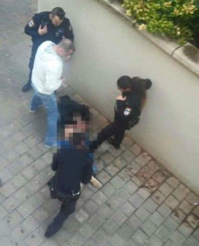 شاهد: أصابة شاب من بلدة طمون جنوب جنين برصاص الأحتلال بزعم تنفيذه عملية طعن شمال تل أبيب