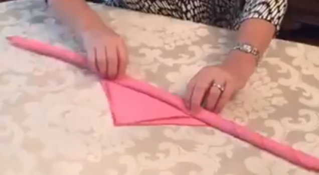 فيديو| أسهل طريقة لصنع وردة لتزين طاولة الطعام!