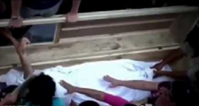 فيديو| أخرجوا ابنتهم من قبرها بعدما سمعوا صوتها.. ماذا وجدوا؟!
