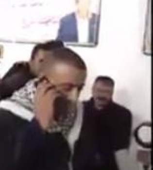 شاهد بالفيديو : الرئيس أبو مازن يهاتف الاسير المحرر "عبيات"