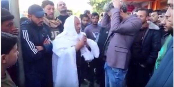 فيديو مؤثر: فقط في غزة يكفن نفسه بنفسه ويموت في الشارع