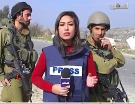 بالفيديو: جنود إسرائيليون يقومون بـ "التشويش" على مراسلة تلفزيون فلسطين أثناء عملها
