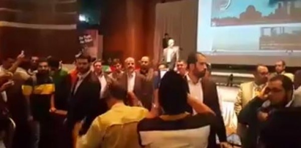 مواطن غزّي في ماليزيا يفاجيء مشعل بعدة أسئلة والأخير يرد : "إيدي في حزامك" .. فيديو
