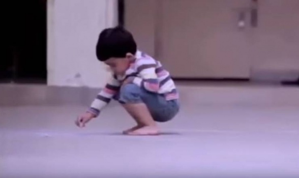 فيديو| طفل يتيم يرسم صورة والدته لينام بحضنها