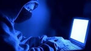 الشرطة تقبض على شخصين بتهمة التشهير والإبتزاز بشابة عبر الانترنت