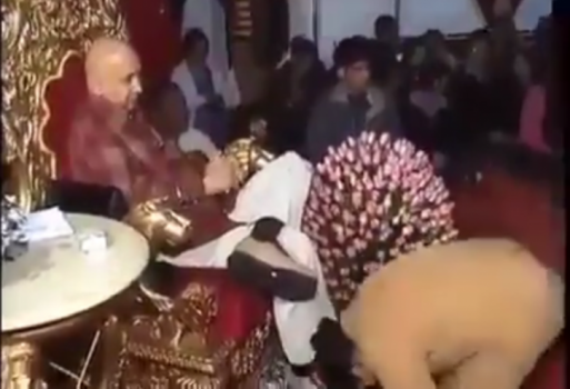 فيديو|آلاف الهنود يعبدون هذا الرجل و ينصبونه الهً !