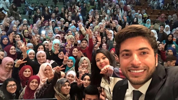 صورة السيلفي هذه تتسبب بانفصال شاب عن خطيبته