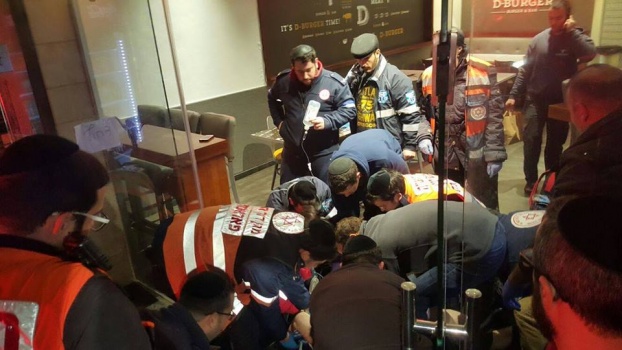 صور : اصابة مستوطن بجراح خطيرة بعملية طعن بالقدس واعتقال المنفذ بعد اصابته