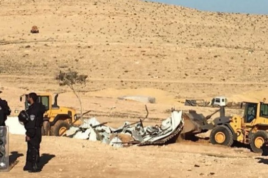 جرافات الاحتلال تهدم مسجد رخمه بالنقب للمرة الثانية