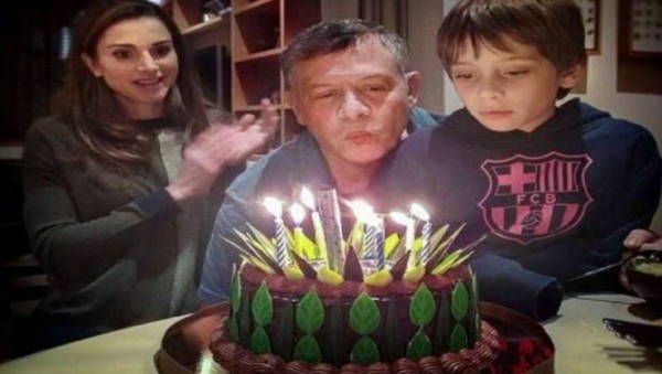 الملكة رانيا تغازل زوجها في عيد ميلاده الـ53