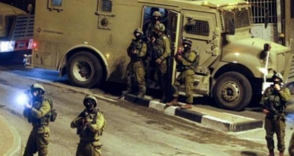 الاحتلال يعتقل ثمانية مواطنين من الخليل