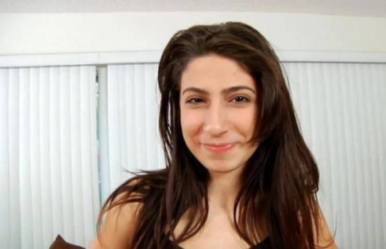 ممثلة عربية على خطى ميا خليفة اللبنانية من هي ؟!