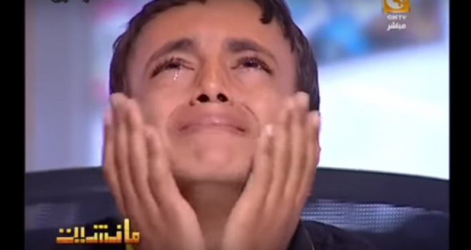 فيديو | أب بلا رحمة يفجع طفليه بوفاة امهما على الهواء مباشرة