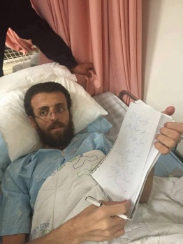 "القيق" يرفض قرار تجميد إعتقاله الإداري ويستمر بالاضراب