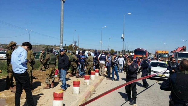 عملية طعن على دوار عتصيون واطلاق النار على المنفذ