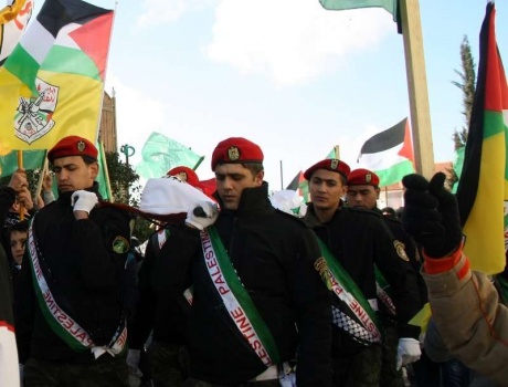 شاهد: جماهير غفيرة تشيع جثمان الشهيد الطفل البو في حلحول