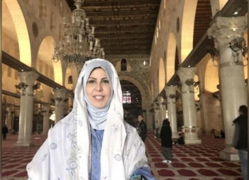 بالصور : الاعلامية الكويتية فجر السعيد تزور الأقصى وترتدي الحجاب